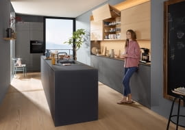 Sprytne sposoby na więcej przestrzeni w kuchni. Zobacz, jak to zrobić!