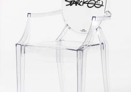 <B>Po kilkuletniej przerwie na ulicę Kruczą w Warszawie powróciła włoska firma Kartell słynąca z designerskich mebli i dodatków dla domu produkowanych we współpracy z najwybitniejszymi współczesnymi projektantami. Zajrzyjmy do sklepu i sprawdźmy, co ciekawego można w nim znaleźć.</B> <BR />Krzesło Philippe Starcka Louis Ghost obchodzi w tym roku 10 urodziny. Z tej okazji firma wprowadziła na rynek limitowaną, jubileuszową serię tych krzeseł sygnowaną autografem samego projektanta. Entuzjaści współczesnego designu mogą kupić to krzesło w cenie 1030 zł.