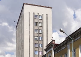 Budynek Komunalnej Kasy Oszczędności w Chorzowie od strony ul. Zjednoczenia