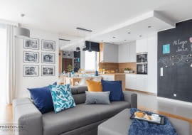 Mieszkanie znajduje się w nowym budownictwie. Pracę nad nim rozpoczęto już na wstępnym etapie budowy, kiedy możliwe było naniesienie zmian deweloperskich. Dzięki temu zmieniono układ funkcjonalny i zaplanowano salon z kuchnią w taki sposób, aby w przyszłości bez problemu móc wydzielić tu dodatkowy pokój dla dziecka.