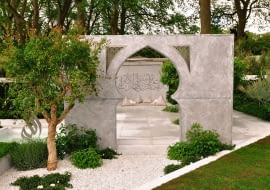 Przykład współczesnego ogrodu stylizowanego na arabski - 'Piękno Islamu', dzieło projektantki z Dubaju, prezentowane na Chelsea Flower Show.
