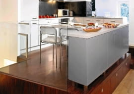 WNETRZA KUCHNIA NA PODESCIE STYLIZACJA CARMEN PEREZ FOT. RAFAL LIPSKI PUBLIKACJA CZTERY KATY NR 1 (207) - 1 2009 - MODNE KUCHNIE PUBLIKACJA CZTERY KATY NR 6 (248) - 6 2012 SLOWA KLUCZOWE: WNETRZA KUCHNIE ZDJĘCIE DO WKŁADKI: PUBLIKACJA CZTERY KATY NR 1 (207) - CZASOPISMA