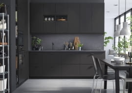 Kuchnia z ciemnymi szafkami.