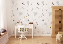 Tapeta może nadać szczególny charakter wnętrzu, a przy większych powierzchniach pięknie prezentuje się na jednej czy dwóch ścianach. Tapeta dziecięca Grey play with us przedstawia szare latające balony oraz metalowe łóżko, drabinki, małpkę i postać figlarnej dziewczynki. Kolorystyka tapety zachowana jest w szarości, tylko dodatki rozweselają kolorami tj. czerwony, musztardowy, błękitny, ciemny niebieski. Tapeta posiada białe tło. Do kupienia w sklepie humptydumptyroomdecoration.pl