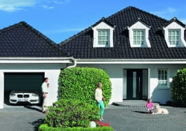 Jedną dużą bramę można zamienić na dwie mniejsze; dzięki temu podczas korzystania z garażu zimą ucieknie mniej ciepła