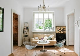 Okazała kamienica przy ulicy Górnośląskiej w Warszawie nosi nazwę Reymontówka - dla upamiętnienia jej najbardziej znanego mieszkańca. W tak niezwykłym budynku mieszkania muszą być równie niezwykłe... Zajrzyjmy do jednego z nich, w którym mieszka dziś pani Katarzyna. <BR /> MIESZKANIE. Dębowy parkiet, starannie odnowiony, ma tyle lat co mieszkanie i cały budynek (powstał w 1922 roku). Drewniane okna ze szprosami są nowe, ale zostały skrupulatnie odtworzone. W roli regału świetnie sprawdza się drabinka.