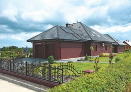 dom, elewacja z cegły, garaż, brama wjazdowa