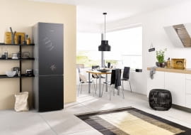 Efektowna i praktyczna. Front chłodziarko-zamrażalki XL BlackBoard Edition (model KFN 29283 D bb) może pełnić funkcję tablicy, a jego satynowaną powierzchnię czyści się tak jak powierzchnię szklaną. Chłodziarka ma m.in. Strefę PerfectFresh na świeże produkty. Przechowywana w niej żywność utrzymuje naturalny smak trzy razy dłużej niż w tradycyjnej lodówce. Miele, miele.pl