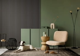 Pionowe listewki na fragmencie pustej, gładkiej ściany zapewniają ciekawy, trójwymiarowy efekt. Jasne, beżowe lamele Linea Slim Japandi dobrze komponują się z innymi odcieniami beżów, kremów, brązów, a także szałwiową zielenią.