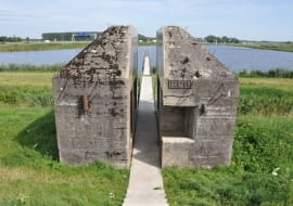 Bunkier nr 599- realizacja autorstwa Rietveld Landscape i Atelier de Lyon z 2010 roku. Udana próba rewitalizacji dawnych fortyfikacji.