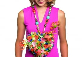 Naszyjnik z kwiatów gloriozy, róży i kraspedii, przyklejonych do tekturki w kształcie serca. Można je też nawlekać niczym koraliki na giętki drut i tworzyć kwiatowe korale.