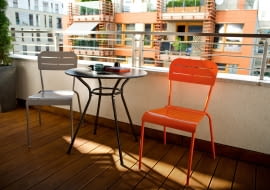 Zestaw Kilby: - krzesło: metalowe, dostępne w 2 kolorach (szarym i pomarańczowym). Stolik: metalowy o wysokości 71cm. Castorama, krzesło 196 zł, stolik 172 zł.