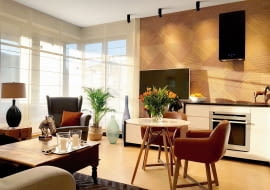 Aranżacja małego salonu z aneksem kuchennym