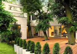 UWAGA ! DO JEDNORAZOWEJ PUBLIKACJI DOM MUROWANY , PIETROWY , Z GARAZEM - WIDOK Z TYLU DOMU NA DREWNIANE TARASY , DRZEWA FOT. HANNA DLUGOSZ PUBLIKACJA LADNY DOM NR 8 (142) - 8 2010 SLOWA KLUCZOWE: ARCHITEKTURA OGROD DRZEWO TARAS ZDJĘCIE DO WKŁADKI: PUBLIKACJA LADNY DOM NR 8 (142) - CZASOPISMA