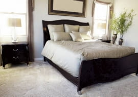 Podłogi. W głównej sypialni można sobie pozwolić na bardzo komfortową, jasną wykładzinę welurową lub pętelkową ciętą, o długim gęstym runie