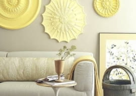 Sztukaterie w kształcie ozdobnych rozet na ścianie, dekoracja ścian, ozodby