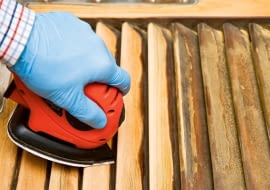 Szlifierka elektryczna z czubatym zakończeniem ułatwia dostęp do wszelkich zakamarków czyszczonych drewnianych powierzchni.