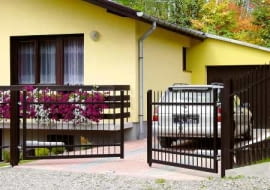 Brama skrzydłowa. Musi otwierać się na posesję, bo tylko wtedy nie stwarza zagrożenia dla ruchu pojazdów i pieszych