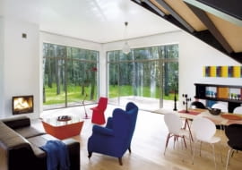 Wszędzie, gdzie to możliwe, warto otwierać wnętrza na otoczenie. I małe, i duże zyskują dzięki temu przestronność oraz niepowtarzalny charakter