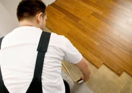 Klej trzeba nakładać i rozprowadzać szpachlą zębatą sukcesywnie, w miarę postępu układania podłogi, by nie wysychał