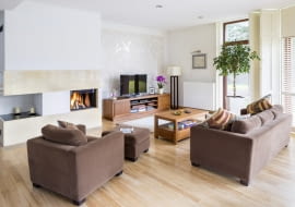 <B>Adrianna i Daniel pomyśleli o swoim domu, gdy jeszcze mieszkali za granicą. Projekt uzgadniali z architektem przez internet. Małżonkowie mieli różne wizje, nowoczesna wersja pani domu często odbiegała od tradycyjnych wyobrażeń jej męża. Jednak dom, który powstał, w równym stopniu podoba się obojgu.</B> <BR />W salonie panuje spokojna, wypoczynkowa atmosfera, której sprzyjają naturalne materiały, stonowane barwy i proste formy mebli. Nie bez znaczenia jest też widok na ogród rozciągający się za ogromnymi oknami, w których zamontowano okiennice wewnętrzne.