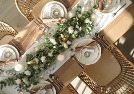 Jak ozdobić stół przy użyciu serwetek i bieżników?