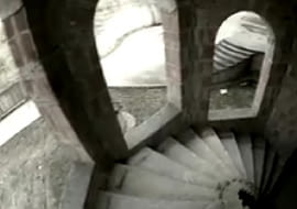 Jego budowa zatrzymała się wiele lat temu. Co dziś skrywają wnętrza pałacu w Łapalicach? [WIDEO]