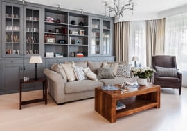 W ELEGANCKIM SALONIE jedną ze ścian w całości zajmuje polakierowany na szaro drewniany kredens. Zaprojektowała go specjalnie do tego wnętrza architektka Aleksandra Prokopiuk, a wykonał stolarz artysta Jacek Borkowski. fot. Igor Dziedzicki