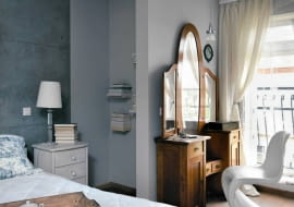 Wnętrze nabierze przyjaznego ciepła i przytulności, kiedy nowoczesne meble i dodatki połączymy z klasycznymi lub stylizowanymi na dawne. Zobacz nasze propozycje ponadczasowych motywów.