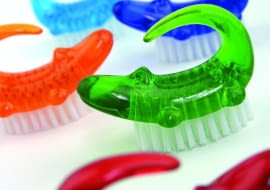 Wykonują za nas czarną robotę - solą, kroją, dźwigają karteczki i trzymają spinacze. Poświęćmy im trochę życzliwej uwagi. <BR /> AKCESORIA. Szczoteczka do paznokci Dundee, 39 zł, fabrykaform.pl