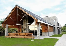 Fragment budynku od strony tarasu