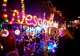 09.12.2009 LODZ , UL ANDRZEJA , STOISKO Z LAMPKAMI CHOINKOWYMI I OZDOBAMI SWIATECZNYMI .