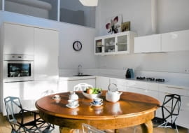 Przy stole z minionej epoki możesz ustawić współczesne krzesła. Dzięki temu wnętrze nabierze lekkości i ciekawego charakteru. Zobacz nasze propozycje!