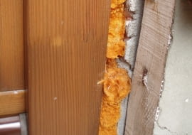 Wykruszająca się pianka wokół okna