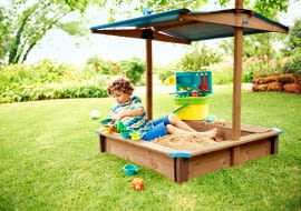 Piaskownica z daszkiem. Impregnowane drewno świerkowe. Opuszczany daszek stanowi ochronę przed zabrudzeniem, słońcem i deszczem. Składana ławeczka z przegródką na zabawki. 4 stopki z tworzywa sztucznego do ochrony przed próchnieniem. Z materiałami i instrukcją montażu. Cena 399 zł