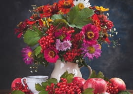 KOMPOZYCJA Z RÓŻNOBARWNYCH CYNII, astrów chińskich i kulistych owocków kaliny wzbogacona różowymi chryzantemami, przymiotnem gałązkowym i liśćmi kaliny.