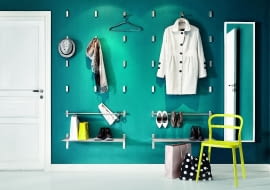 Na widoku. Czemu nie pochwalić się eleganckim płaszczem, jedwabnym szalem, torebką? Zamiast ukrywać je w szafie, wyeksponuj na ścianie. Szpilki znakomicie będą wyglądały na... zwykłym relingu.