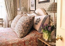 A detail of a traditional bedroom with William Morris pattern wallpaper and curtains, double bed, pattern cover SLOWA KLUCZOWE: square image