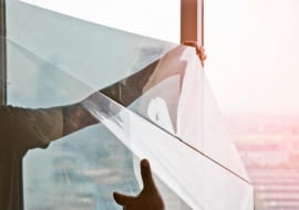 Folie chroniące przed promieniami słonecznymi sprawdzą się w każdym miejscu - zarówno w domu, biurze jak i hali produkcyjnej.