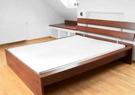 Metamorfoza. Sypialnia. Łóżko. Półki w zabudowie. Wnętrze.