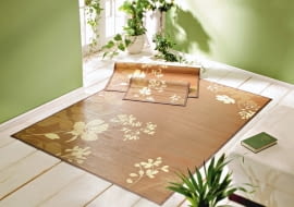 Drewno. Rośnie w Chinach i południowo-wschodniej Azji. Nie jest drzewem, lecz specyficznym gatunkiem trawy, która drewnieje. Drewno pozyskuje się z grubych zdrewniałych łodyg, pustych w środku.<br/> Mata Flora, 140 x 200 cm, 119,99 zł, 90 x 160 cm, 79,99 zł, 58 x 90 cm, 39,99 zł, weltbild.pl