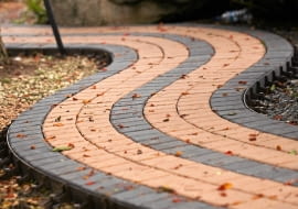 Na barwnych nawierzchniach brukowych oszczędnie używajmy preaparatów do odladzania, bo zmieniają kolor bruku.