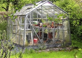 Budowa małej szklarni w ogrodzie wymaga zgłoszenia, ale lepiej skonsultować to z inspektorem wydziału architektury