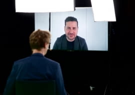 Fran Silvestre podczas rozmowy z Wojciechem Fudalą z zarządu katowickiego oddziału SARP