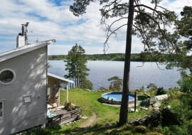 dom na wyspie, dom nad morzem, drewniany dom nad morzem, wakacyjny dom, dom na lato, skandynawski styl