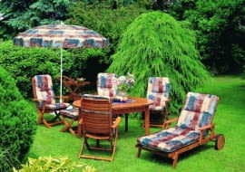 Zestaw mebli teakowych Juwel: stół - 4499 zł, fotel - 2399 zł, leżak - 3899 zł, taboret - 799 zł. Producent: KETTLER