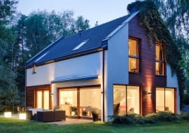 Budowa tego domu ożywiła okolicę, w której królował stary gruz i kurz unoszący się spod kół ciężarówek