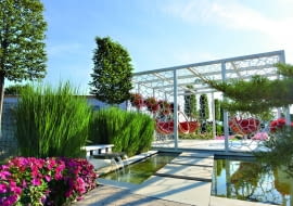 Zwiedzający mogą wypocząć w przewiewnej altanie nad wodą.