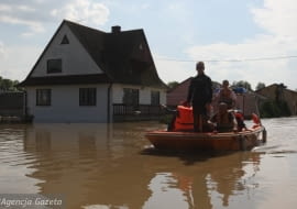 23.05.2010 WILKOW POWODZ . ZALANA GMINA . DOMY W WODZIE .