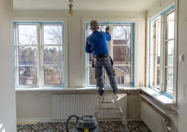 Jak pomalować ramę okienną i nie zachlapać szyby?